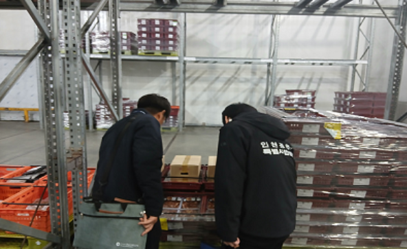 인천시 특별사법경찰관이 농·축산물 제조업체를 대상으로 위법행위 여부를 살피고 있다.