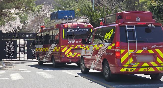 8일 대전 중구 오월드에서 늑대 1마리가 탈출한 가운데 오월드 내부로 소방차량이 진입하고 있다. 김주형 기자 kjh2667_@cctoday.co.kr