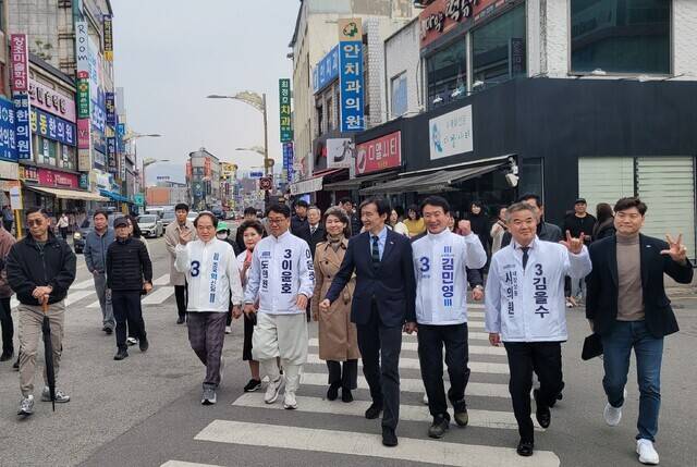 조국 조국혁신당 대표와 김민영 정읍시장 예비후보 및 출마자들이 정읍시 중앙로 거리를 도보행진하며 시민들에게 지지를 호소하고 있다. /사진=임장훈 기자