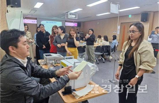 ▲ 울산시선거관리위원회가 다문화가족 대상 선거교육과 투표 체험을 실시했다. 울산시선관위 제공