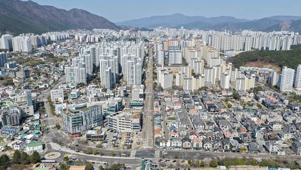양산은 '젊은 도시'라는 말이 무색하게 청년인구가 감소하고 빠르게 노령화가 진행되고 있어 새로운 비전을 위한 리더십이 필요하다는 목소리가 커지고 있다. 사진은 양산신도시 전경. /양산시