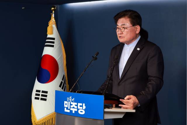 더불어민주당 중앙당 선거관리위원장인 소병훈 의원이 9일 서울 영등포구 여의도 중앙당사에서 부산시장 본경선 개표 결과를 발표하고 있다. 전재수 경선후보가 민주당 서울시장 후보로 결정됐다. 연합뉴스