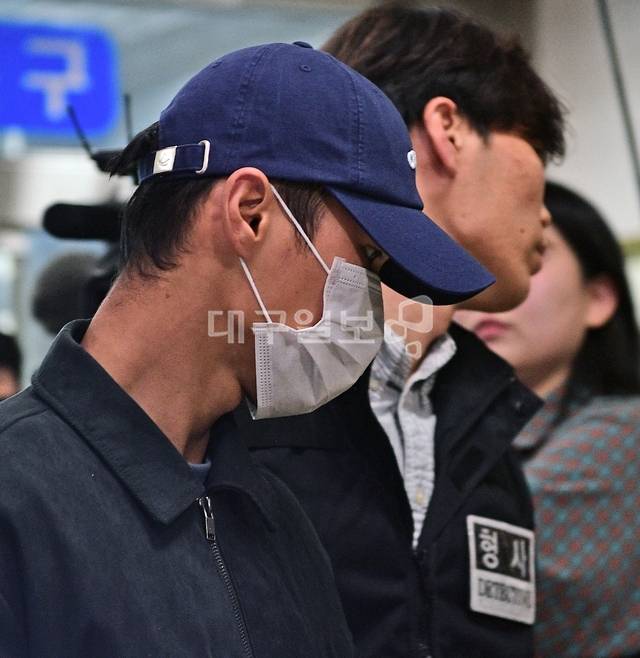 장모를 폭행해 숨지게 한 뒤 시신을 캐리어에 담아 대구 신천에 유기한 혐의로 긴급 체포됐던 20대 딸과 사위의 구속 전 영장실질심사가 지난 2일 오전 대구지법에 열렸다. 이날 법원에 도착한 사위 조재복이 영장실질심사를 받으려 이동하고 있다. 김진홍 기자