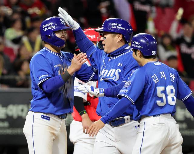 삼성 최형우가 지난 7일 광주기아챔피언스필드에서 열린 프로야구 삼성 라이온즈와 KIA 타이거즈의 경기에서 9회초에 스리런 홈런을 날리고 홈인하며 류지혁을 격려하고 있다.