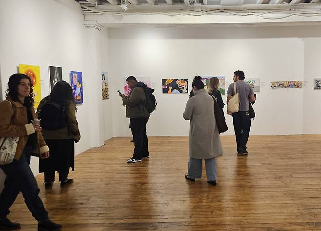 자폐 스펙트럼 장애를 지닌 제주 청년 예술가 김현정(31)이 오는 4월 10일부터 5월 22일까지 미국 뉴욕 뉴저지 민권센터(MK Space Gallery)에서 초대 개인전 《Beyond the Star: Hello, World!》를 개최한다. 앞서 지난 2일부터 8일까지 뉴욕 맨해튼 첼시 지역의 코스모스 갤러리(COSMOS Gallery)에서 열린 초대전 전시장 모습 ⓒ제주의소리