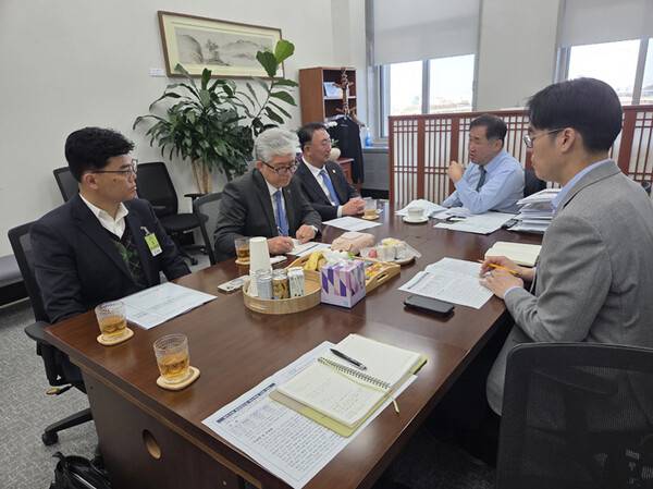 강동훈 제주도관광협회 회장과 김양보 제주도 관광교류국장이 지난 7일 국회 국토교통위원회 맹성규 위원장 등을 만나 제주노선 항공 좌석 공급 확대 방안을 건의했다. (사진=제주도관광협회)