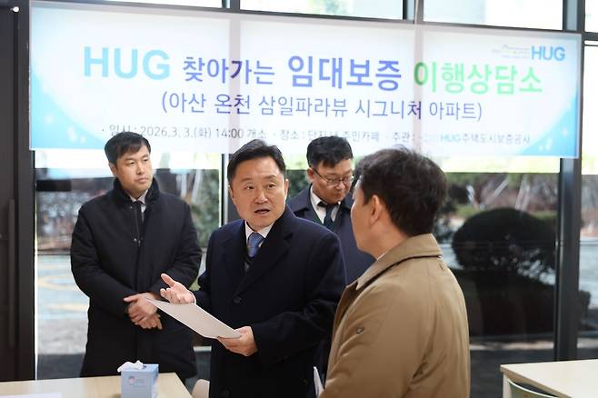 HUG&nbsp;최인호&nbsp;사장이 지난 3월 3일 아산 임대보증 이행상담소 현장을 점검하고 있다. [사진=HUG]