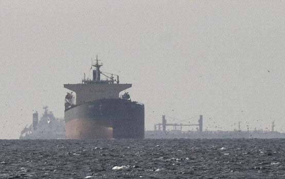 호르무즈 해협 인근에 정박 중인 화물선들.(사진=연합뉴스)