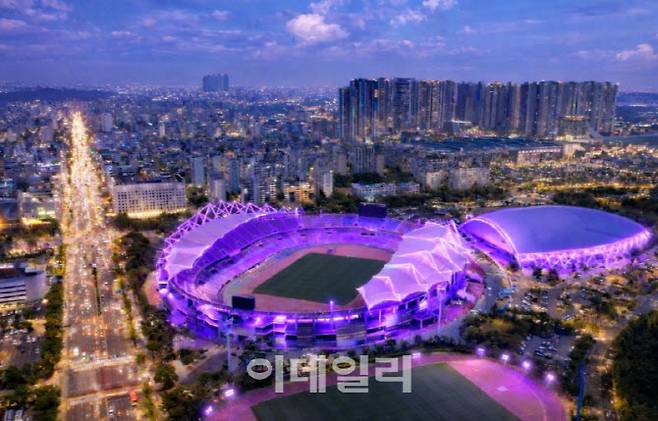 BTS 월드투어가 열리는 고양종합운동장이 BTS를 상징하는 보라색 조명을 밝히고 손님 맞이 준비에 나섰다.(사진=고양특례시)