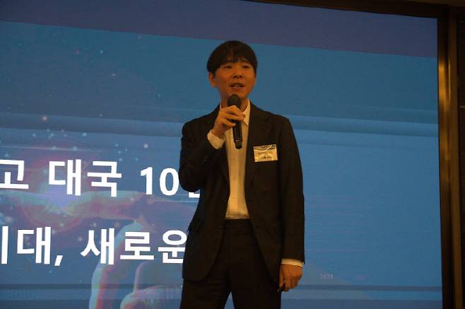 이세돌 울산과학기술원 특임교수가 9일 서울 강남 조선팰리스에서 열린 디지털 인사이트 포럼에서 기조강연을 하고 있다. (사진=KAIT)