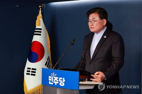 더불어민주당 중앙당 선거관리위원장인 소병훈 의원이 9일 서울 영등포구 여의도 중앙당사에서 부산시장 본경선 개표 결과를 발표하고 있다. 〈사진=연합뉴스〉