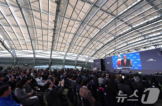 7일 오후 충남 천안 서북구 코리아풋볼파크 개관식에서 잔니 인판티노 국제축구연맹(FIFA) 회장의 축사영상이 나오고 있다. 2026.4.7 ⓒ 뉴스1 구윤성 기자