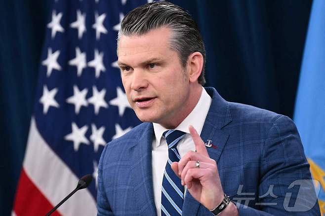 피트 헤그세스 미국 국방장관이 8일(현지시간) 워싱턴DC 인근 미 국방부 청사에서 열린 브리핑에서 발언하고 있다. 헤그세스는 이란과의 2주간 휴전과 관련, "협정 조건에 따라 이란의 핵물질은 모두 제거될 것"이라고 주장했다. 2026.04.08. ⓒ AFP=뉴스1