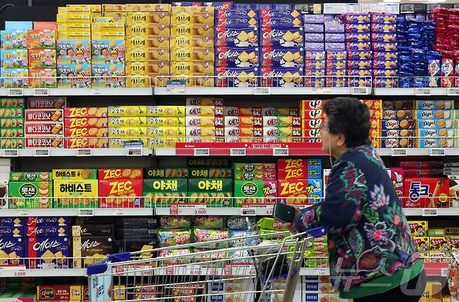 농림축산식품부는 19일 민생물가 특별관리 태스크포스(TF) 유통구조 점검팀 3차 회의를 열고 제과·양산빵·빙과 업체들이 소비자 부담 완화를 위해 4월 출고분부터 가격 인하에 나선다고 밝혔다. 제과·빙과류·양산빵을 생산하는 5개 업체는 4월 출고분부터 19개 제품 가격을 100∼400원, 최대 13.4% 인하한다. 사진은 이날 서울 서초구 하나로마트 양재점에 진열된 과자. 2026.3.19 ⓒ 뉴스1 김진환 기자