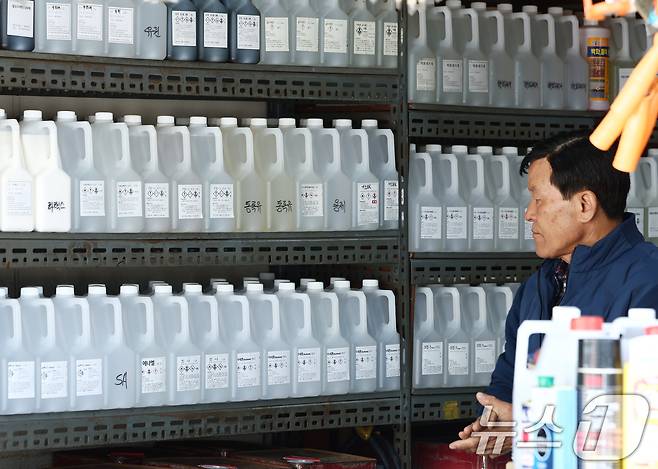 서울 시내의 한 화공약품 상점에 아세톤 등 화공약품이 진열돼 있다. . 2026.4.7 ⓒ 뉴스1 김민지 기자