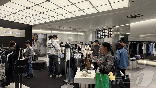 일본 도쿄 시부야 복합문화공간 미야시타파크에 입점한 일본 1호 매장 마뗑킴(Matin Kim) 시부야점 매장 모습. 손님들이 상품을 살펴보고 있다. ⓒ 뉴스1 최소망