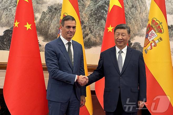 시진핑 중국 국가주석이 지난 2024년 9월 9일 (현지시간) 베이징 댜오위타이 국빈관에서 페드로 산체스 스페인 총리와 만나 악수를 하고 있다. 2024.09.10 ⓒ AFP=뉴스1