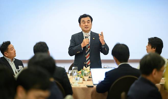 안규백 국방부 장관이 지난 7일 서울 용산구 국방컨벤션에서 출입기자단 간담회를 진행하고 있다.(국방부 제공)