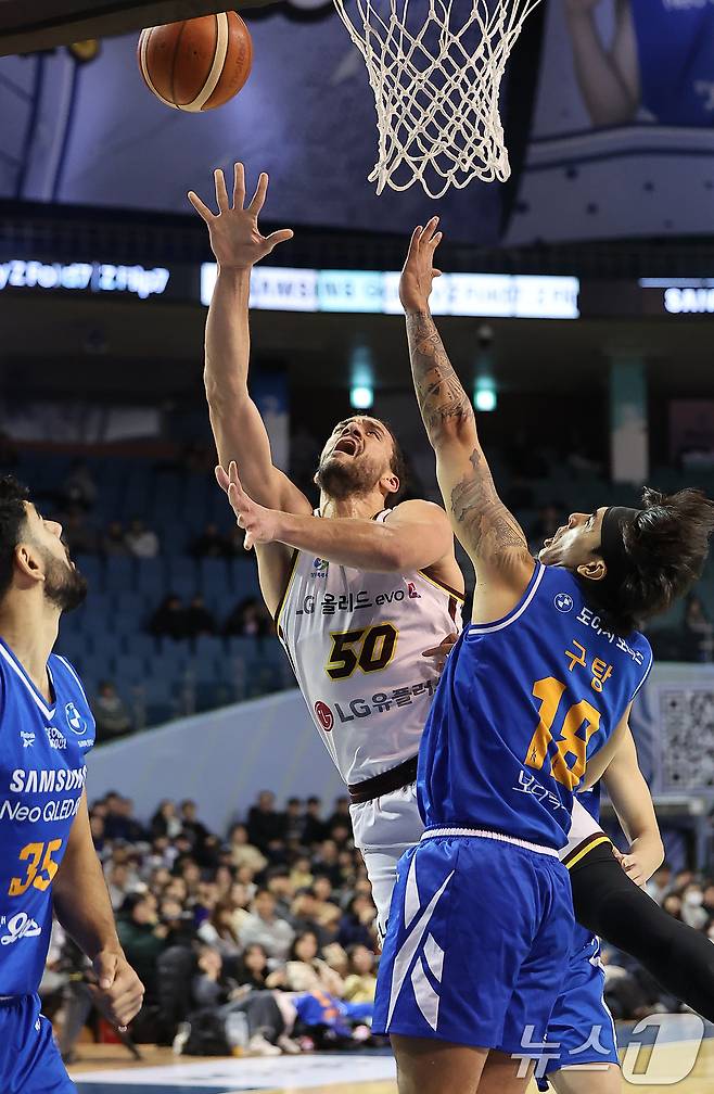 2일 오후 서울 송파구 잠실 잠실실내체육관에서 열린 2025-2026 LG전자 프로농구 정규리그 서울 삼성 썬더스와 창원 LG 세이커스의 경기, 1쿼터 창원 LG 마레이가 골밑슛을 하고 있다. 2026.1.2 ⓒ 뉴스1 김진환 기자