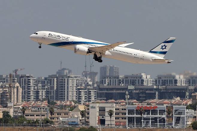 이스라엘 벤구리온 공항에서 이륙하는 엘알 여객기. ⓒ AFP=뉴스1