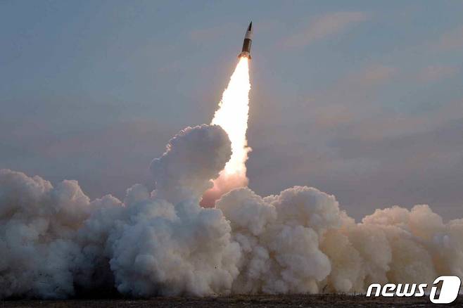 (평양 노동신문=뉴스1) = 북한의 탄도미사일 발사 장면.  [국내에서만 사용가능. 재배포 금지. DB 금지. For Use Only in the Republic of Korea. Redistribution Prohibited] rodongphoto@news1.kr