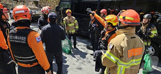 지난 8일 대전 오월드에서 늑대 1마리가 탈출한 가운데 소방, 경찰, 오월드, 금강유역환경청, 엽사 등이 수색 및 포획 작업을 하고 있다. 대전시에 따르면 이날 오전 10시께 오월드 동물원에서 합사 중 늑대 1마리가 탈출했다. (대전소방본부 제공. 재판매 및 DB금지) 2026.4.8 ⓒ 뉴스1 김기태 기자