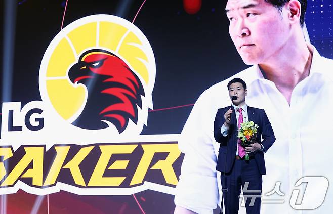 9일 오후 서울 강남구 그랜드 인터컨티넨탈 서울 파르나스 그랜드볼룸에서 열린 2025-2026 LG전자 프로농구 시상식에서 감독상을 수상한 조상현 감독(창원 LG)이 수상 소감을 밝히고 있다. 2026.4.9 ⓒ 뉴스1 오대일 기자