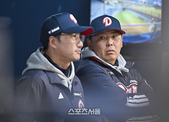 두산 김원형 감독이 7일 서울 잠실구장에서 열린 2026 KBO리그 키움전 도중 정재훈 투수코치와 이야기를 나누고 있다. 잠실 | 최승섭기자 thunder@sportsseoul.com