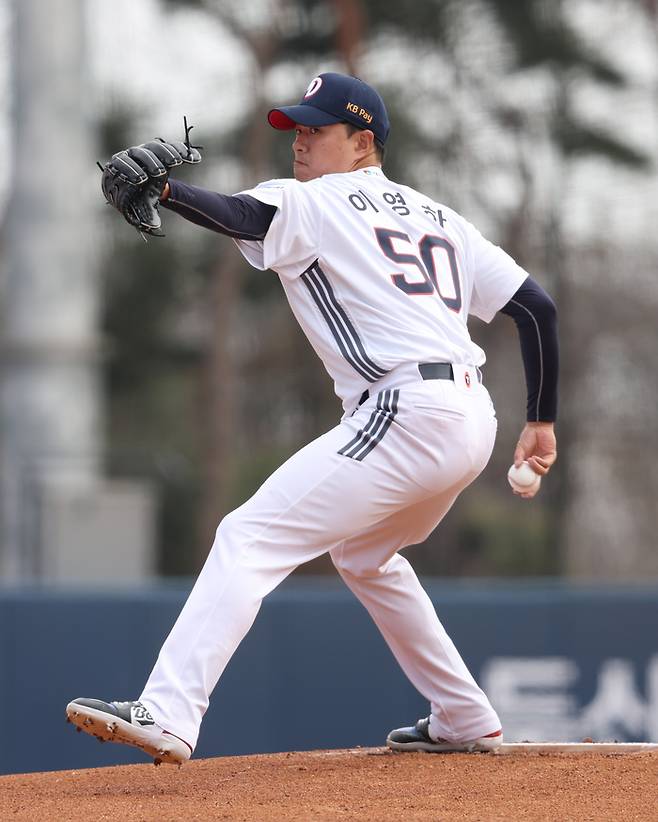 두산 이영하가 14일 이천 베어스파크에서 열린 2026 KBO리그 시범경기 삼성전에서 역투하고 있다. 사진 | 두산 베어스