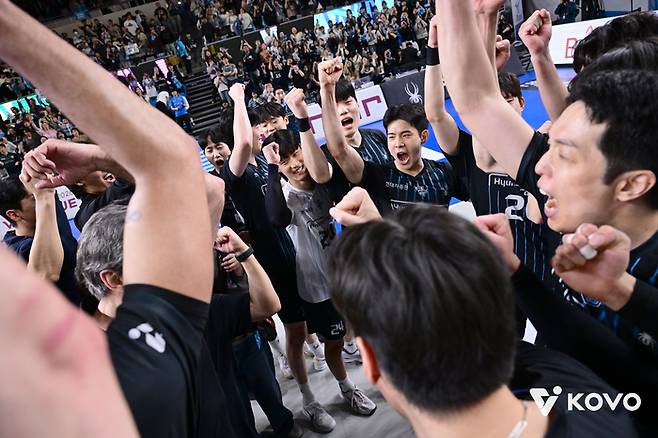 현대캐피탈 선수단이 챔피언 결정전 4차전에서 승리한 뒤 기뻐하고 있다. 사진 | 한국배구연맹