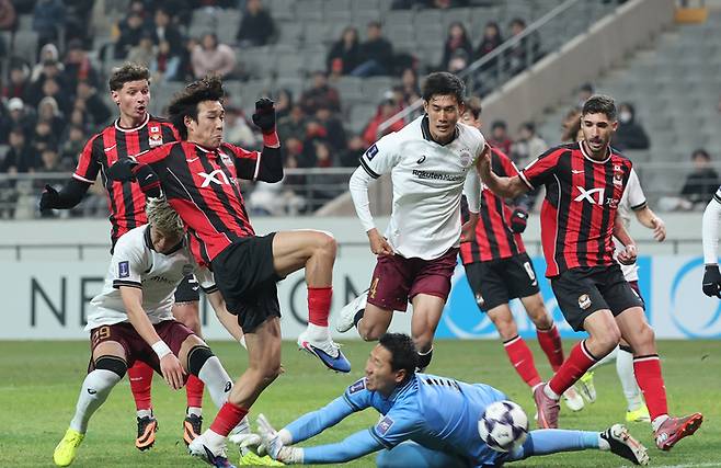 지난달 4일 서울월드컵경기장에서 열린 아시아축구연맹(AFC) 챔피언스리그 엘리트(ACLE) 16강 FC서울과 비셀 고베의 경기.  FC서울 송민규 등 선수들이 볼을 다투고 있다. 사진 | 연합뉴스