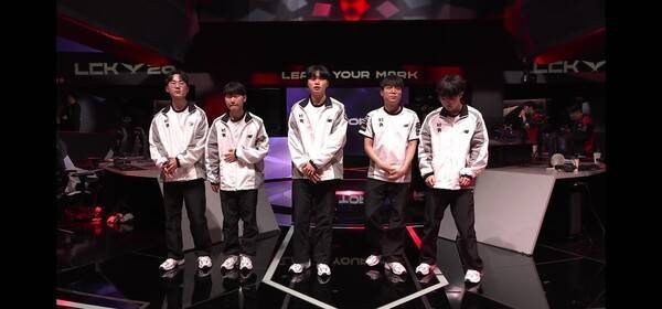 9일 서울 종로구 치지직 롤파크에서 열린 '2026 리그 오브 레전드 챔피언스 코리아' 정규 시즌 2경기 2세트에서 KT롤스터가 28분 농심레드포스의 넥서스를 파괴하고 개막 3연승을 질주하며 단독 선두에 올랐다. (KT 롤스터 & 농심 레드포스=2:0). /사진=네이버 치지직 라이브영상 캡처