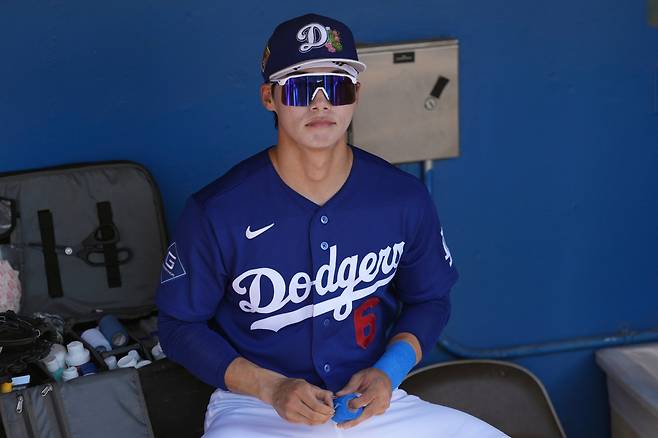 Los Angeles Dodgers' Hyeseong Kim, of South Korea, pauses in the dugout prior to a spring training baseball game against the Athletics, Saturday, March 21, 2026, in Phoenix. AP연합뉴스