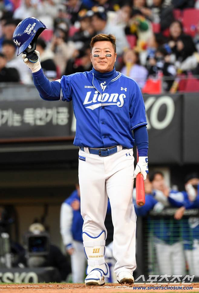 광주에서 첫 타석 들어선 최형우는 가장 먼저 팬들을 향해 인사를 건넸다.