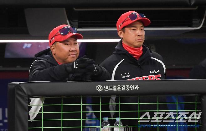 선발 김태형의 피칭을 지켜보던 이범호 감독과 이동걸 코치 표정은 점점 어두워졌다.