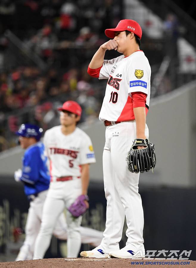 KIA 선발 김태형은 마지막 타자였던 삼성 최형우와 승부에서 투런포를 허용하고 말았다.