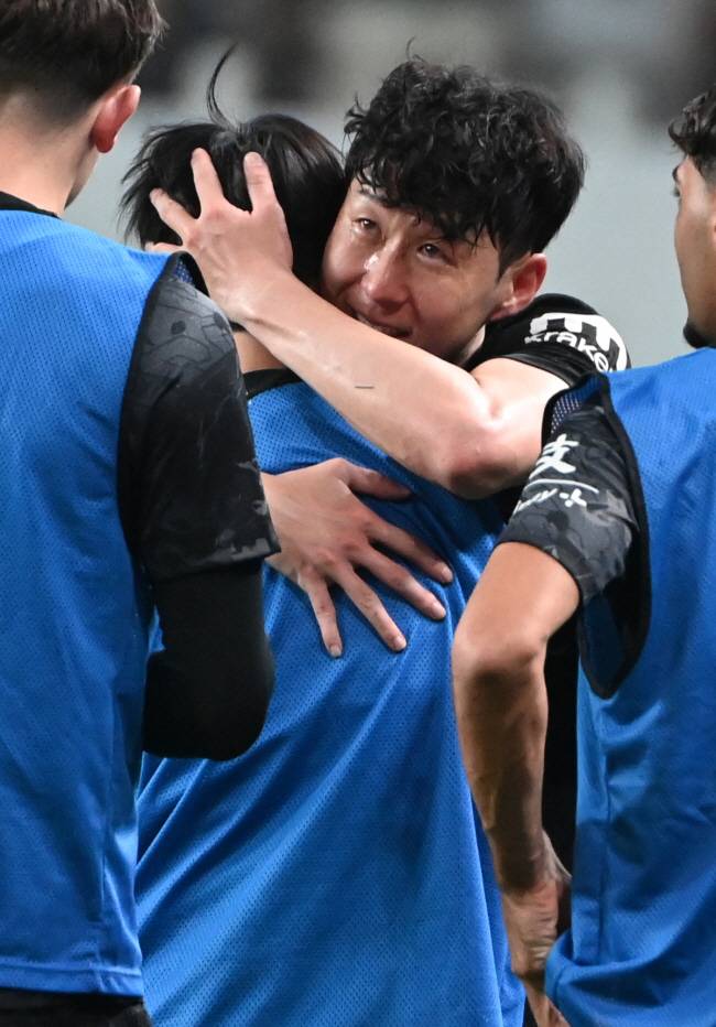 3일 서울월드컵경기장에서 열린 토트넘과 뉴캐슬의 경기, 손흥민이 후반 교체되며 양민혁과 포옹을 하고 있다. 상암=허상욱 기자wook@sportschosun.com/2025.08.03/