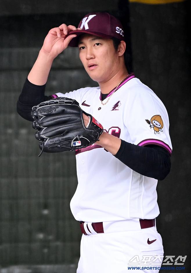 9일 고양히어로즈파크에서 열릴 예정이던 고양과 한화의 퓨쳐스리그 경기가 우천으로 취소됐다. 이날 경기 선발 등판 예정이던 안우진이 불펜피칭을 소화했다. 불펜에서 힘차게 공을 던지는 안우진의 모습. 고양=허상욱 기자wook@sportschosun.com
