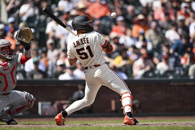 이정후가 8회말 타석에서 상대 강속구 투수 호세 알바라도의 몸쪽 공을 피하고 있다. Imagn Images연합뉴스