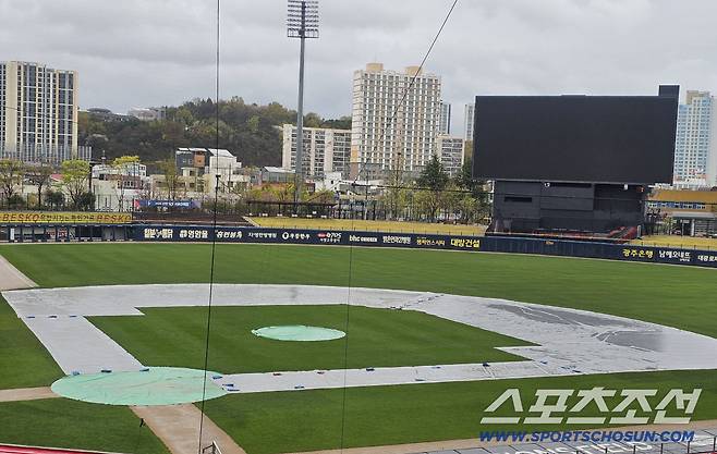 비에 흠뻑 젖은 9일 광주 챔피언스필드. 광주=스포츠조선 정현석 기자 hschung@sportschosun.com