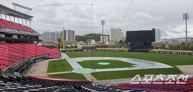 비에 흠뻑 젖은 9일 광주 챔피언스필드. 광주=스포츠조선 정현석 기자 hschung@sportschosun.com