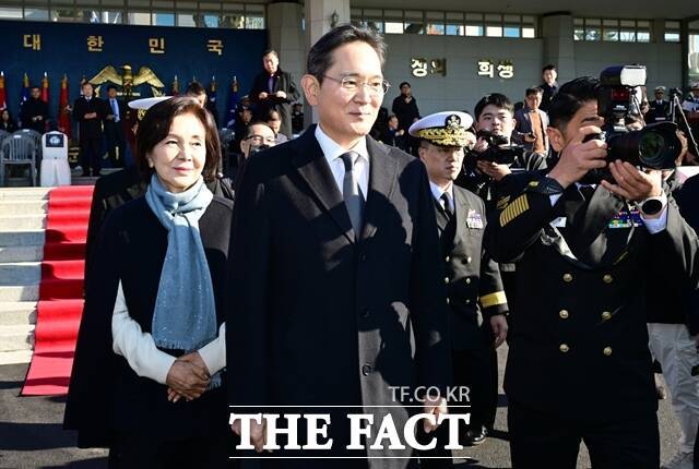 홍라희 삼성미술관 리움 명예관장과 이재용 삼성전자 회장이 지난해 12월 경남 창원 해군사관학교 연병장에서 열린 제139기 해군·해병대 사관후보생 수료 및 임관식에 참석해 이동하고 있다. /임영무 기자