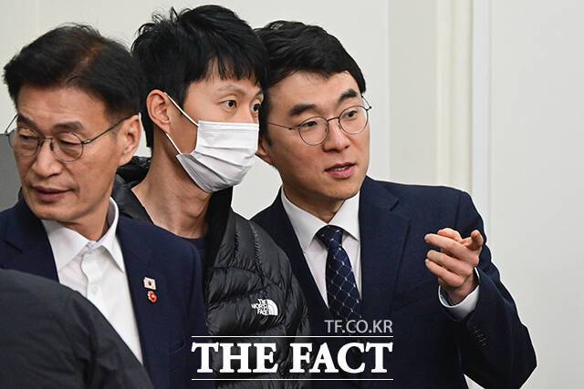 김남국 더불어민주당 대변인은 9일 "당시 발견될 수 없었던 사유, 확정되지 않은 사실관계로 후보자 귀책사유로 발생한 보궐은 이런 부분까지 공천 안 하는 게 책임정치에 반하는 것"이라며 안산갑 출마를 선언했다. 사진은 김 대변인이 8일 오전 서울 여의도 국회에서 정청래 대표의 취임 후 두 번째 기자회견을 앞두고 관계자와 대화하고 있는 모습. /남윤호 기자