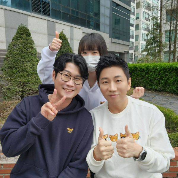 이석재 시크리엔터테인먼트 대표(오른쪽)과 직원들의 모습. 카페24