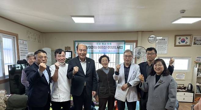 동두천시가 지난 7일 로하스요양병원이 남산할머니경로당을 방문해 올해 첫 '찾아가는 주치의 의료봉사'를 실시하고 있다. 동두천시 제공