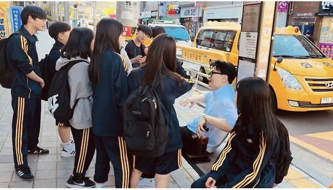 한동훈 전 국민의힘 대표가 8일 부산 북구 만덕동(부산 북구갑)에서 학생들을 만나 이야기하고 있다. 한동훈 전 대표 인스타그램 캡처.