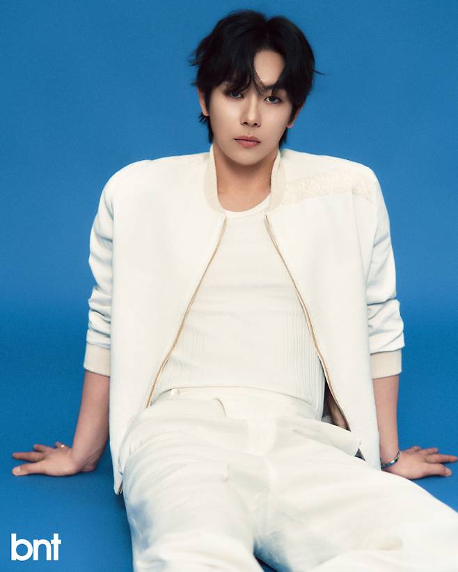 아우터, 팬츠는 ZAGAE, 브레이슬릿은 NOMINATION 제품.