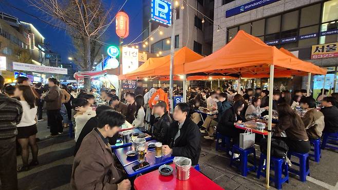 지난 3일 오후 8시 30분쯤 서울 종로3가 야장거리의 한 업소 앞에 설치가 금지된 대형 천막이 설치된 가운데, 시민들이 그 아래에서 술을 마시고 있다. /윤성우 기자