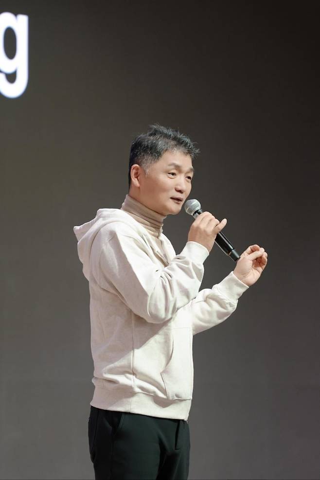 <YONHAP PHOTO-2885> 김범수 카카오 미래이니셔티브센터장, 신입 크루들과 소통    (서울=연합뉴스) 김범수 카카오 미래이니셔티브센터장이 지난 15일 경기 용인시 카카오 AI 캠퍼스에서 열린 그룹 신입 공채 교육 현장에서 신입 크루들과 소통하고 있다. 2026.1.16 [카카오 제공. 재판매 및 DB 금지]    photo@yna.co.kr/2026-01-16 11:42:45/<저작권자 ⓒ 1980-2026 ㈜연합뉴스. 무단 전재 재배포 금지, AI 학습 및 활용 금지>