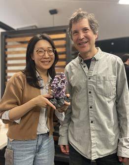 KAIST 이규리 교수(왼쪽)와 노벨 화학상 수상자 데이비드 베이커 교수. /KAIST